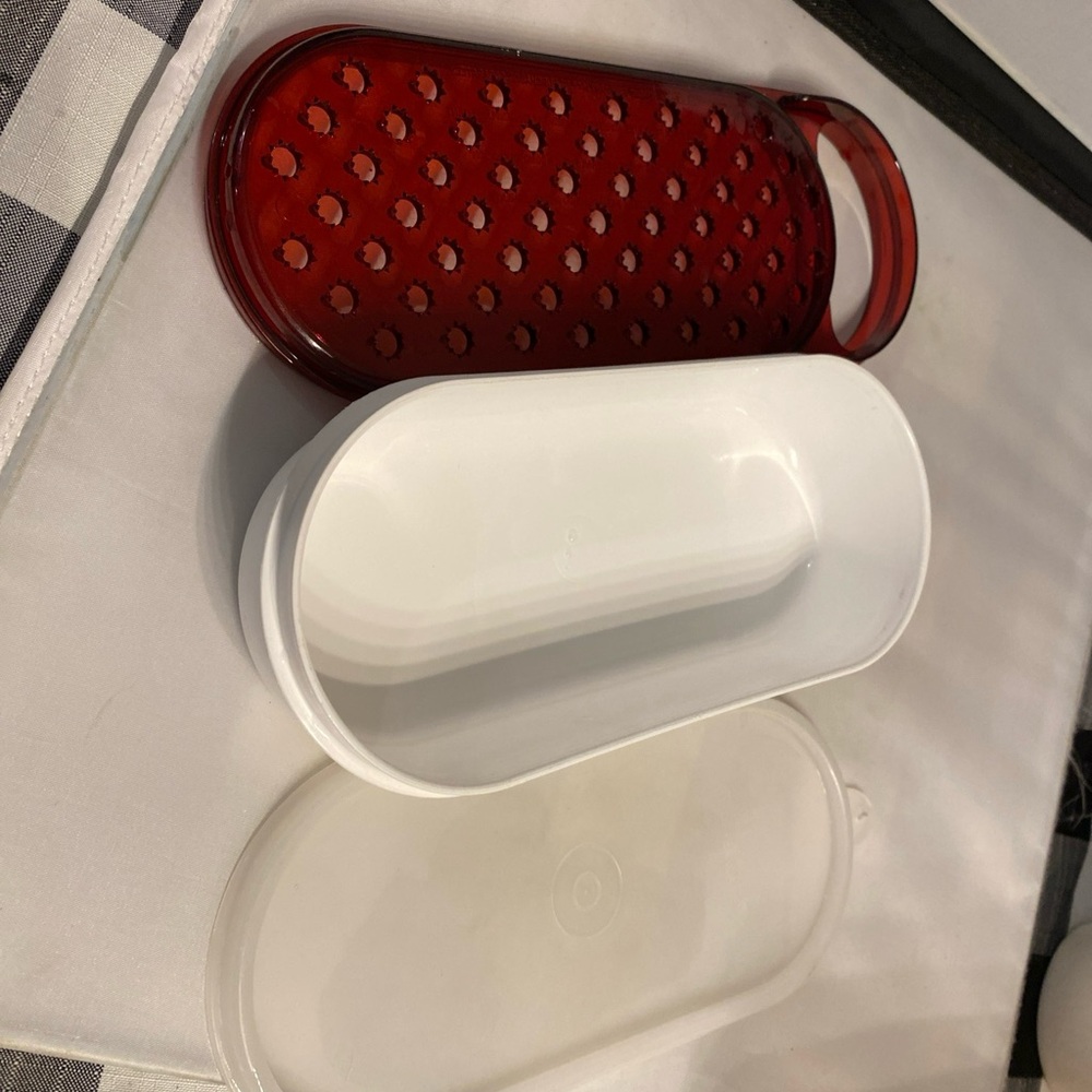 Tupperware 3 piece hand grater